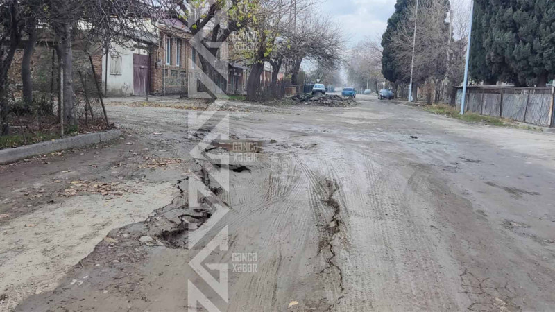 İki küçənin kəsişməsində kommunal qəza qeydə alınıb