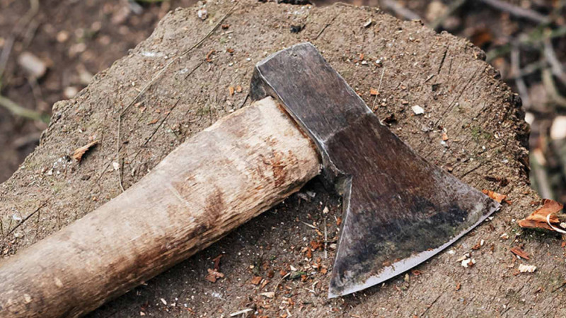 Odun doğrayan gənc barmaqlarını kəsib
