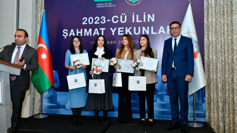 Nazir Fərid Qayıbov Ülviyyə Fətəliyevanı təltif edib