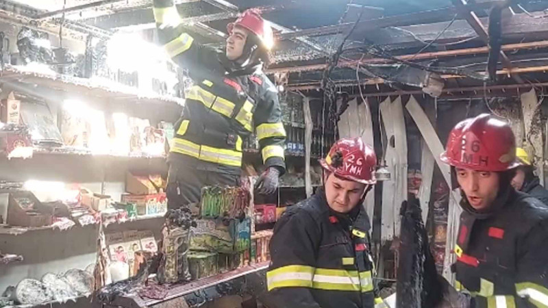 Birmərtəbəli ərzaq mağazası yanıb