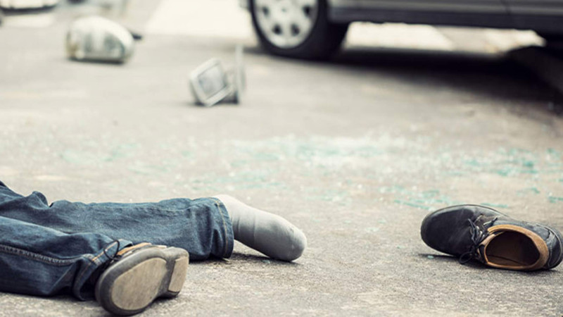 Yolu keçmək istəyən kişini maşın vurub