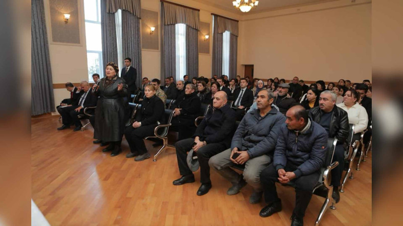 Şəhər başçısı sakinlərin müraciətlərini dinləyib