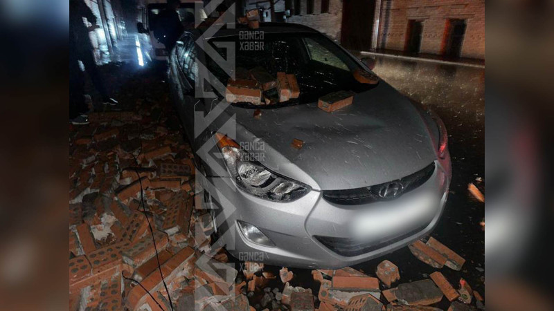 Divarın üzərindəki kərpic örtüyü avtomobilin üzərinə tökülüb