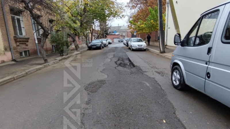 Səməd Vurğun və Ağamirzə Əhmədov küçələrinin yolu yararsız haldadır