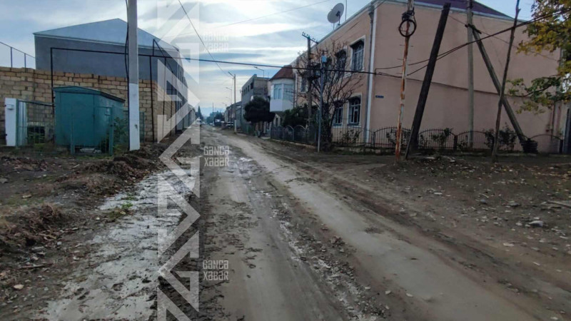 Şəhərin bir sıra küçələrində asfalt örtüyü mövcud deyil