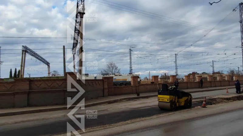 Zaur İsmayılov küçəsində yolun yararsız hala düşmüş hissəsi təmir edilir