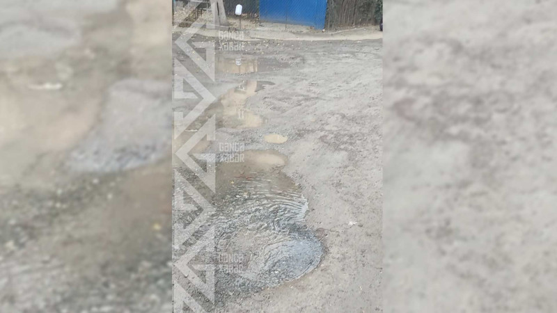 Binaların qarşısında kanalizasiya quyusu daşır