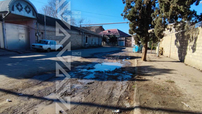 Ruzigar Qasımov küçəsində yeraltı su xətti partlayıb