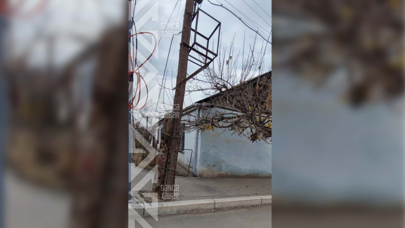 Şəhərin iki yerində elektrik və rabitə dirəkləri təhlükəli vəziyyətdədir