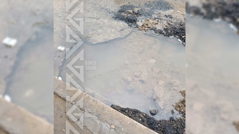 Küçələrdən birində su borusu partlayıb