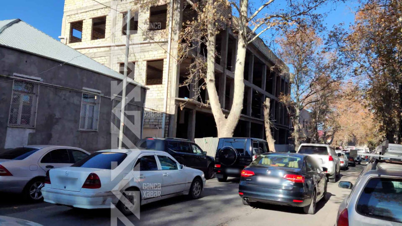 7 nömrəli avtobusun təkəri yolun qazılmış hissəsinə düşüb