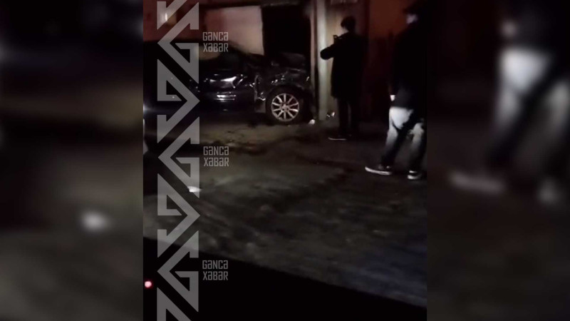 İdarəetməni itirən sürücü darvazaya çarpılıb