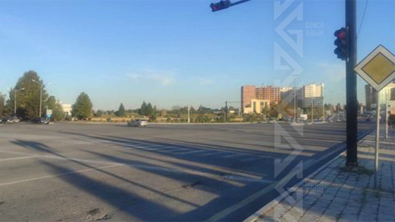 Bu təhsil müəssisəsinin qarşısında sakinlər yolu keçməkdə çətinlik çəkirlər