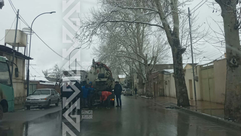 Təbriz küçəsində kanalizasiya quyusu təmir edilir