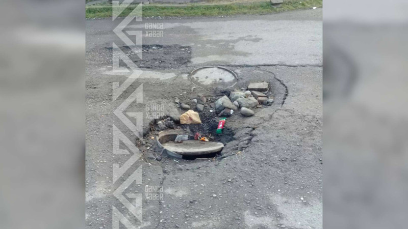 Səməd Vurğun küçəsində yolun ortasında çuxur əmələ gəlib