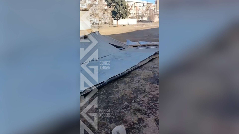 Güclü külək qəzalı tikilinin damını aşırıb