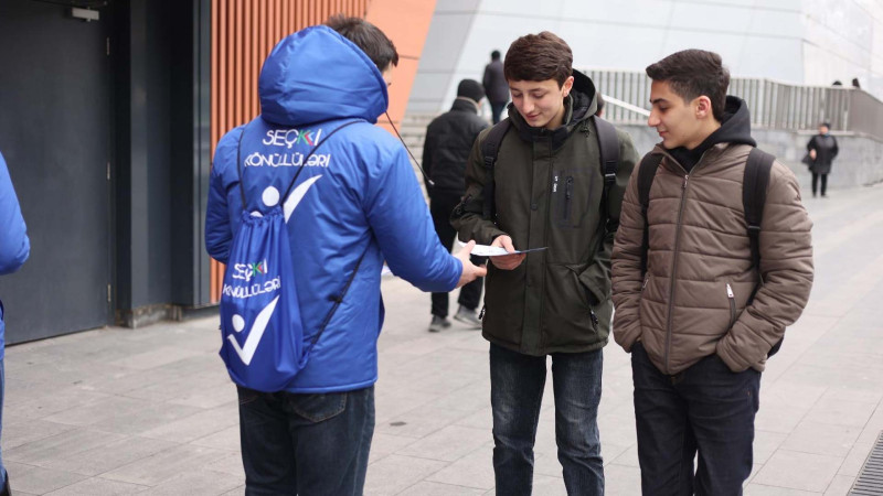 İlk dəfə səs verəcək gənclərə bukletlər paylanılıb