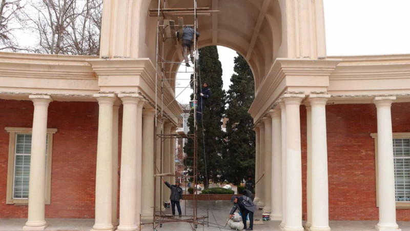 Muzeylərdən birinin fasadı təmir olunur