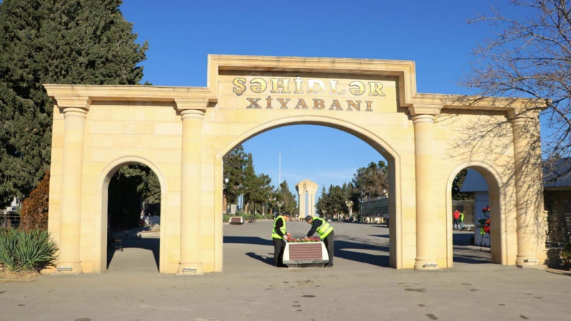 Şəhərin bir sıra ərazilərinə dekorativ güllər əkilib