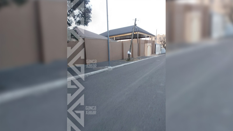 Şəhərin iki küçəsində dirəklər qəzalı vəziyyətdədir