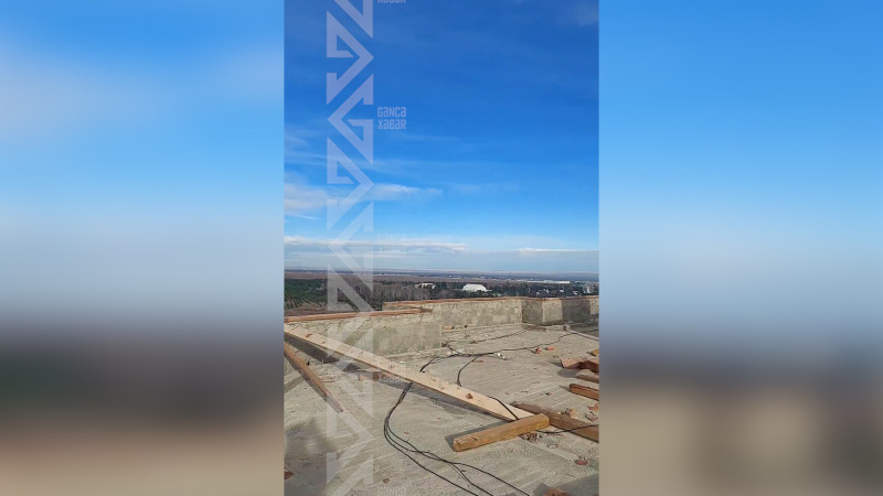 Yeni Gəncədə binanın dam örtüyü güclü küləkdən uçub