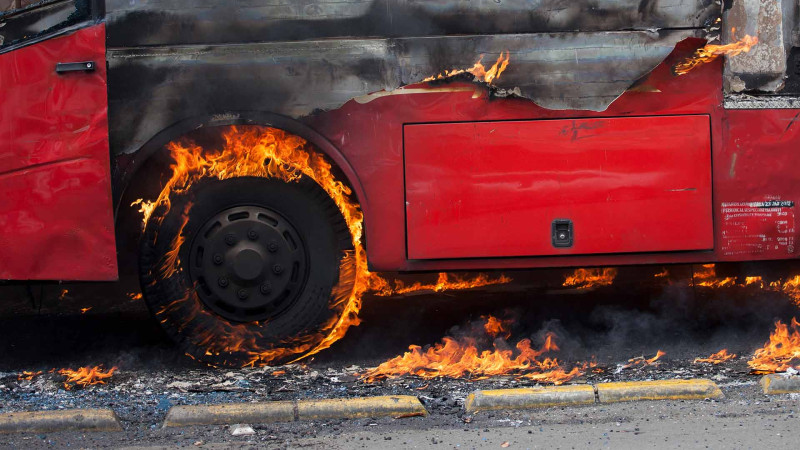 Sərnişin avtobusu yanıb