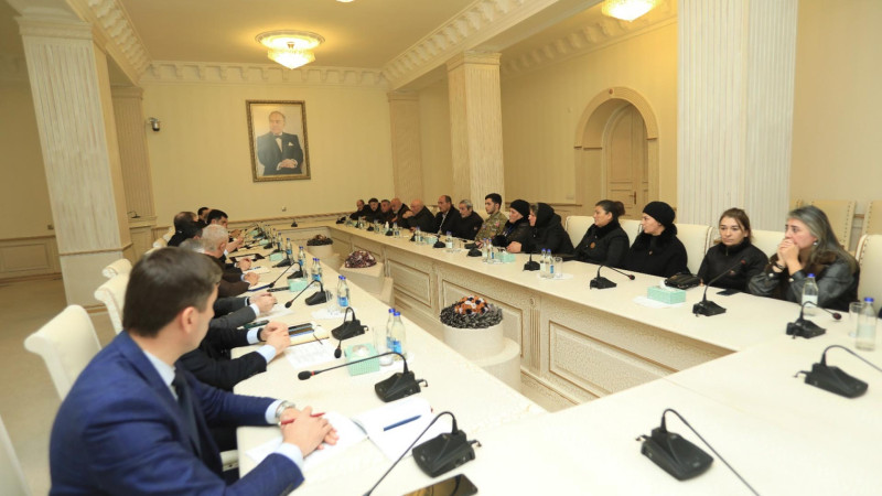 Niyazi Bayramov şəhid ailələrinin müraciətlərini dinləyib