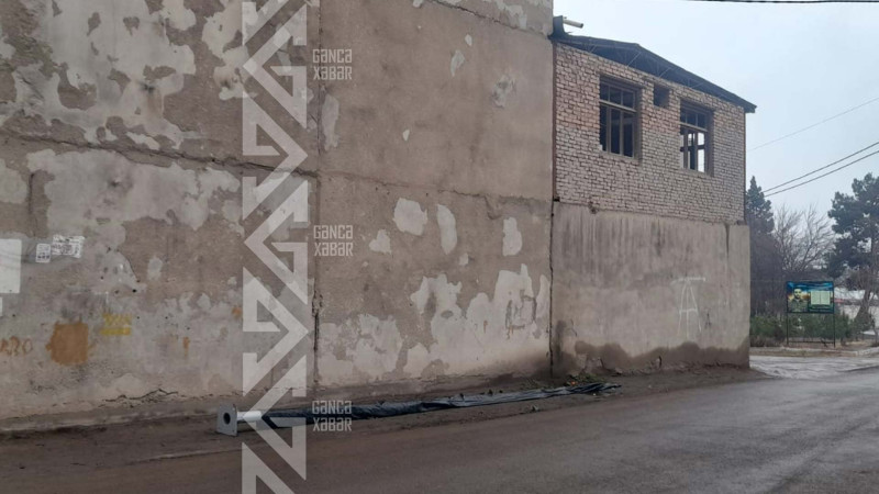 Şota Rustaveli küçəsində işıq dirəkləri quraşdırılır