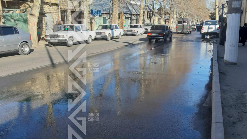 Şəhərin daha bir küçəsində yeraltı su borusu partlayıb