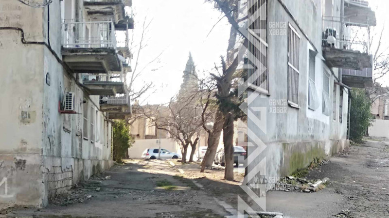 Bir sıra binaların eyvanları qəzalıdır