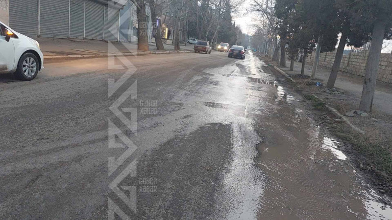 Şəhərin üç küçəsində kanalizasiya quyuları daşır