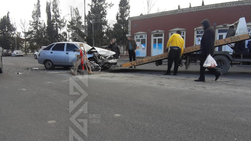 İki nəqliyyat vasitəsi toqquşub