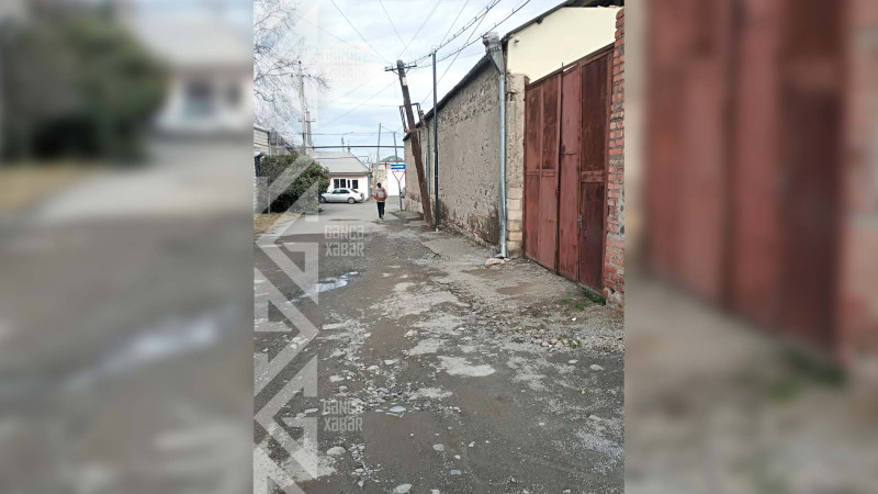 Şəhərin iki küçəsində dirəklər hər an aşa bilər