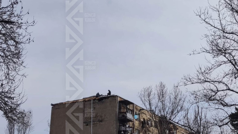 Yataqxanaların birinin dam örtüyü təmir edilir