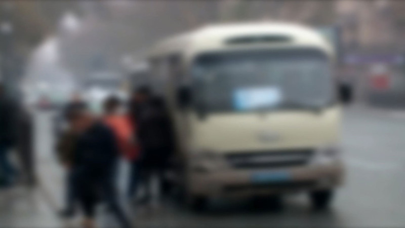 İctimai nəqliyyatda cibgirlik edən şəxsi polis saxlayıb