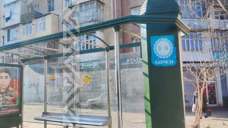 Bəzi avtobus dayanacaqlarının şüşələri və tavanı yoxdur