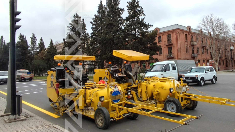 Bəzi küçələrdə yol nişanları çəkilir