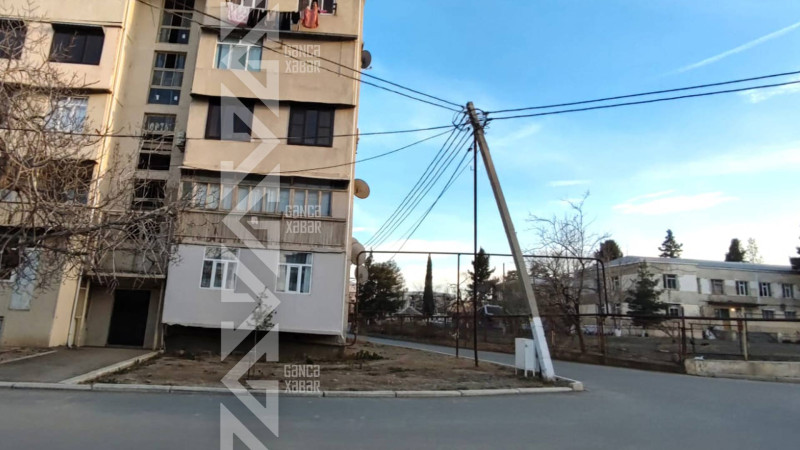 Şəhərin üç ərazisində dirəklər təhlükəli vəziyyət yaradır