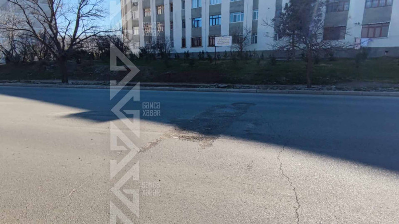 İki küçədə avtomobil yolları yararsız hala düşüb