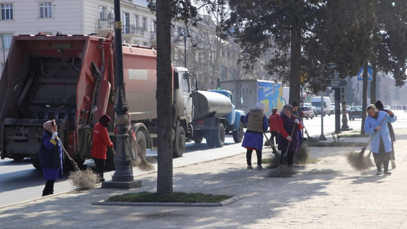 Şəhərimizin mərkəzi prospektləri təmizlənib
