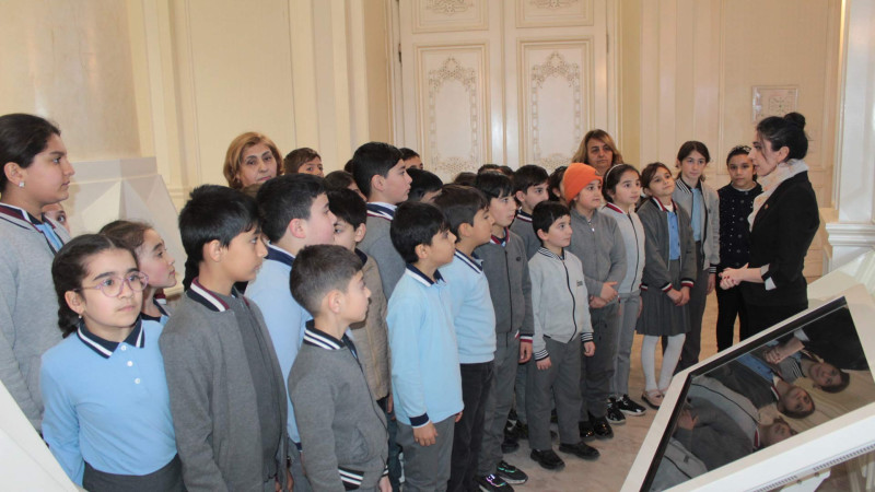 Müəllim və şagirdlər Heydər Əliyev Mərkəzinə ekskursiya ediblər