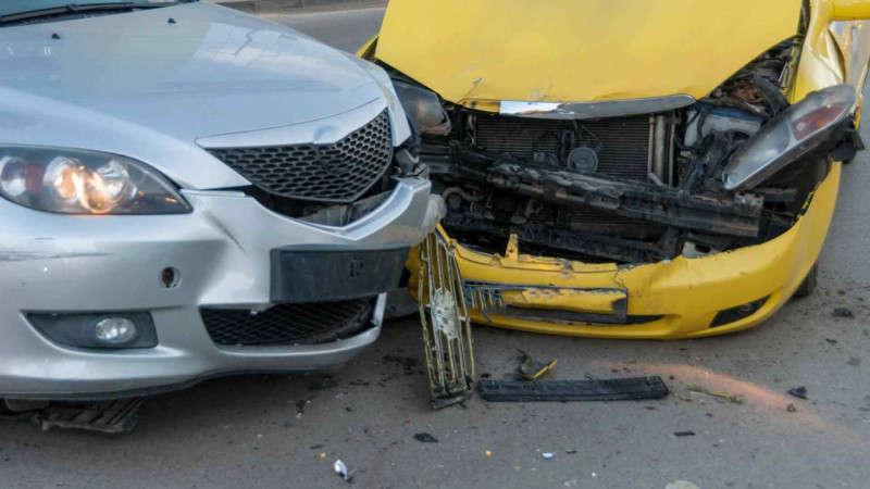 Kəsişmələrin birində iki avtomobil toqquşub