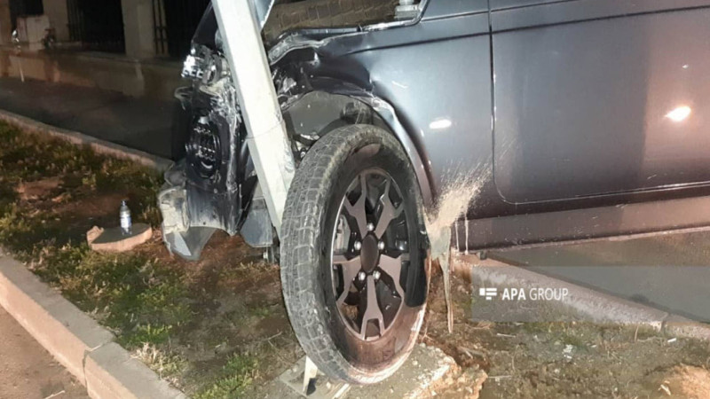 İdarəetmədən çıxan avtomobil dirəyə çarpılıb