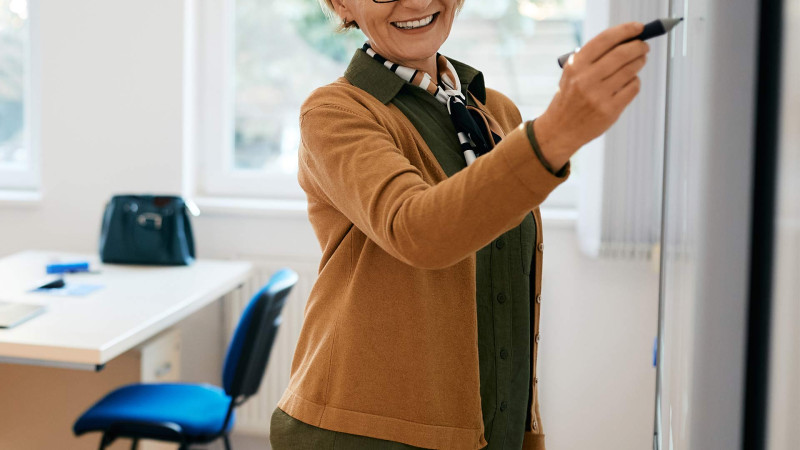 Tədris mərkəzlərindən birinin rəhbəri pulsuz dərslər keçəcək