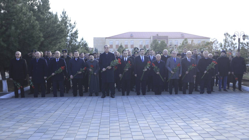 Rəsmi şəxslər “Xocalı” abidəsini ziyarət ediblər