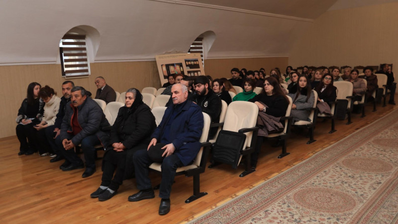 Şəhər rəhbərliyi Məhsəti Gəncəvi Mərkəzində sakinlərlə görüşüb