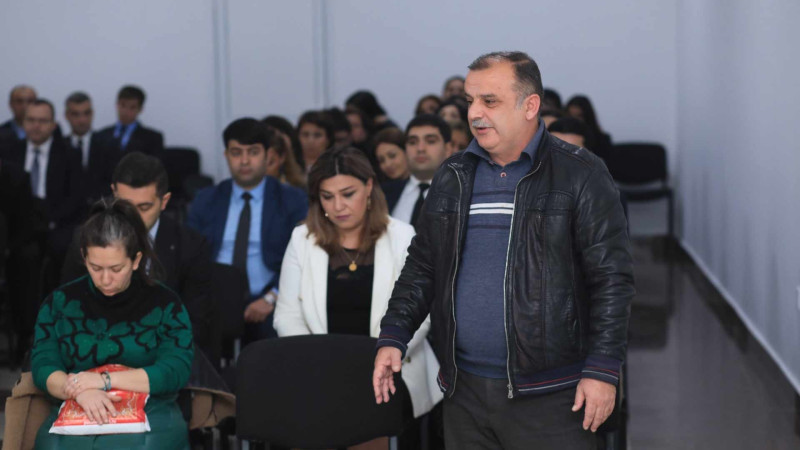 Niyazi Bayramov məktəblərdən birində sakinlərlə görüşüb