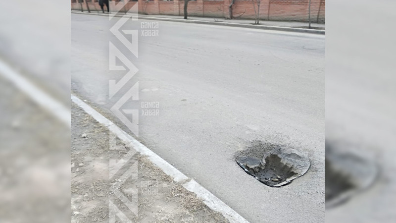 Yoldakı çöküntü sürücülərə maneə törədir