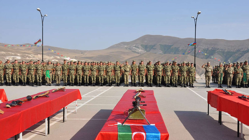 Andiçmə mərasiminə gələcək əsgər yaxınlarının nəzərinə