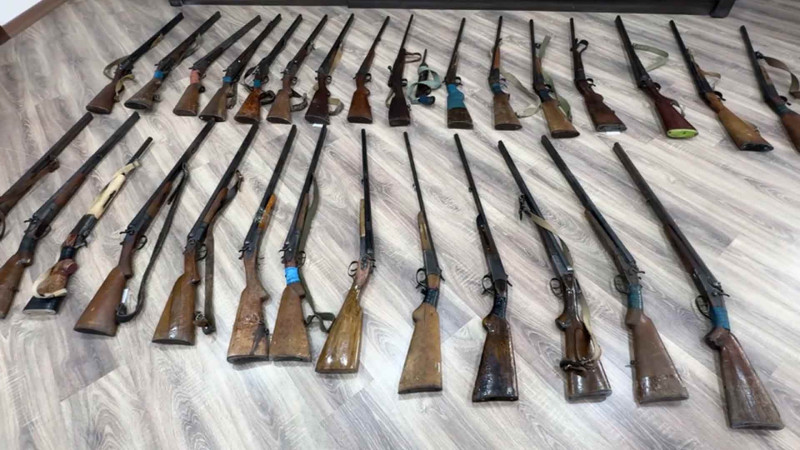 Bir qrup şəxs silahları könüllü olaraq təhvil verib
